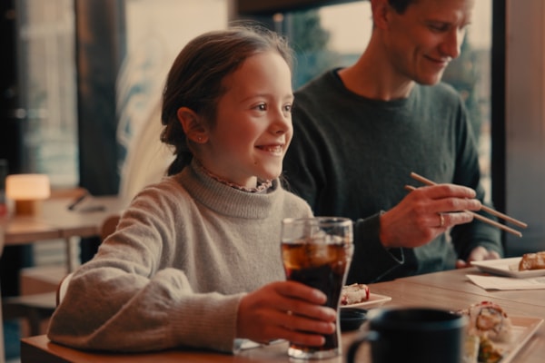 Bilde av bord med sushi og brus