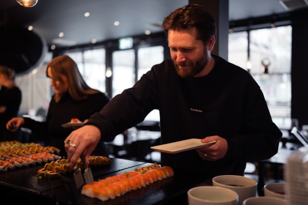 En smilende servitør