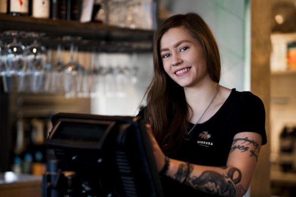 En smilende servitør