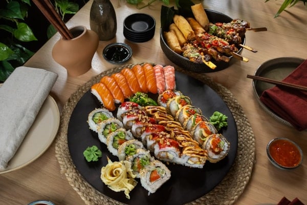 En smilende servitør