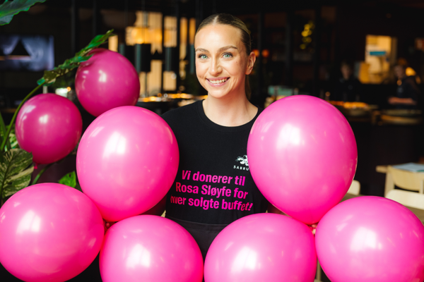 Jente i Sabrura-restaurant med rosa ballonger