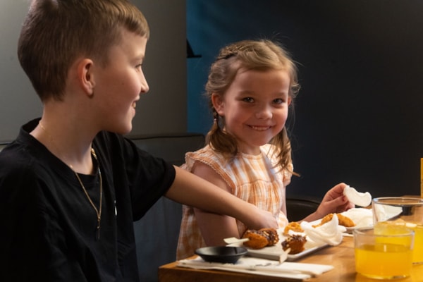 Et barn som tuller med spisepinner